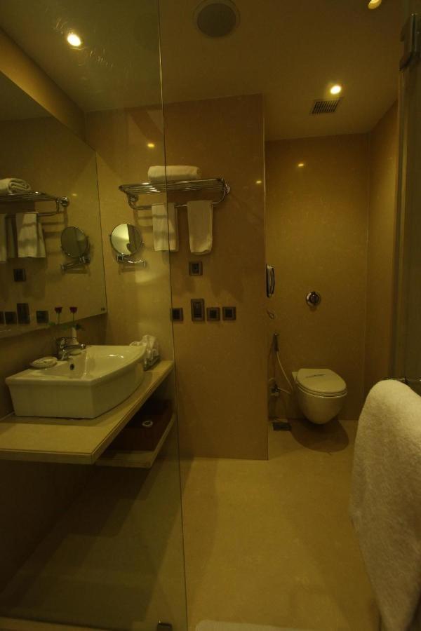 Hotel The Sky Imperial, Thaltej Ahmedabad Exterior foto