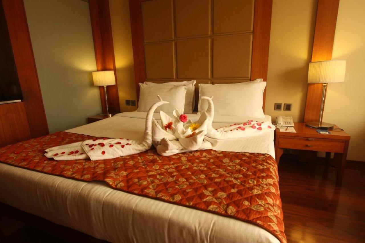 Hotel The Sky Imperial, Thaltej Ahmedabad Exterior foto