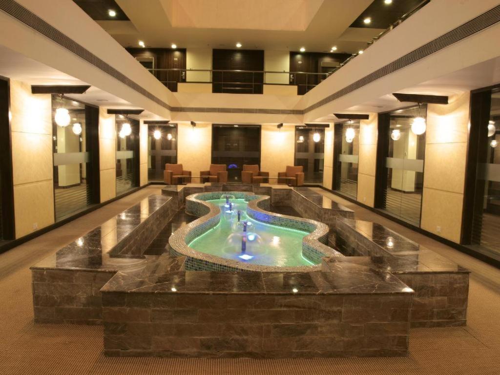 Hotel The Sky Imperial, Thaltej Ahmedabad Exterior foto
