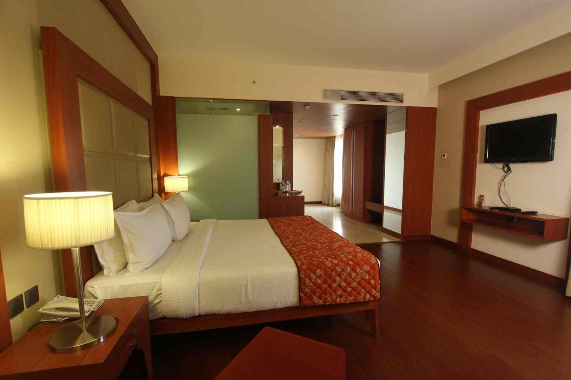 Hotel The Sky Imperial, Thaltej Ahmedabad Exterior foto
