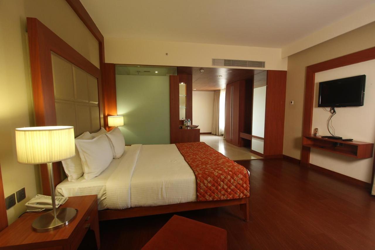 Hotel The Sky Imperial, Thaltej Ahmedabad Exterior foto