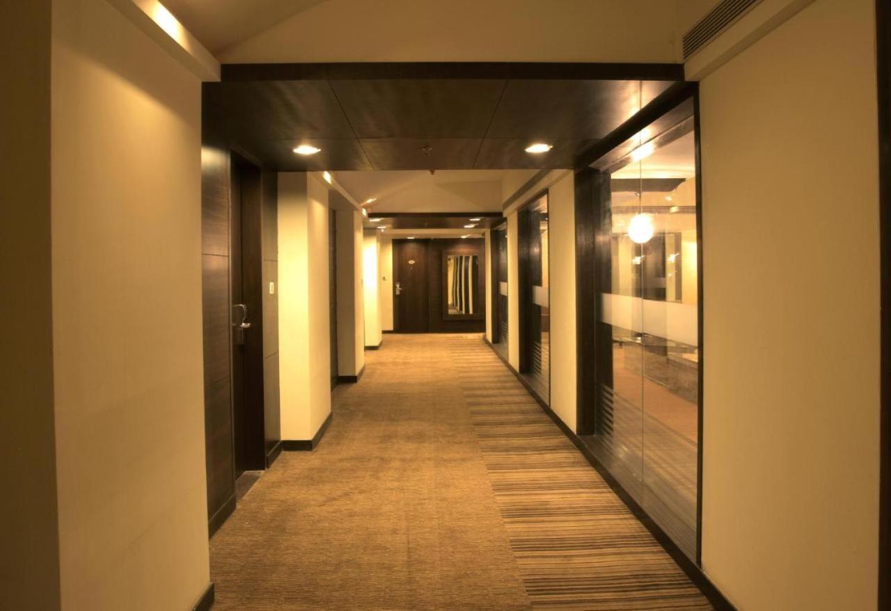 Hotel The Sky Imperial, Thaltej Ahmedabad Exterior foto