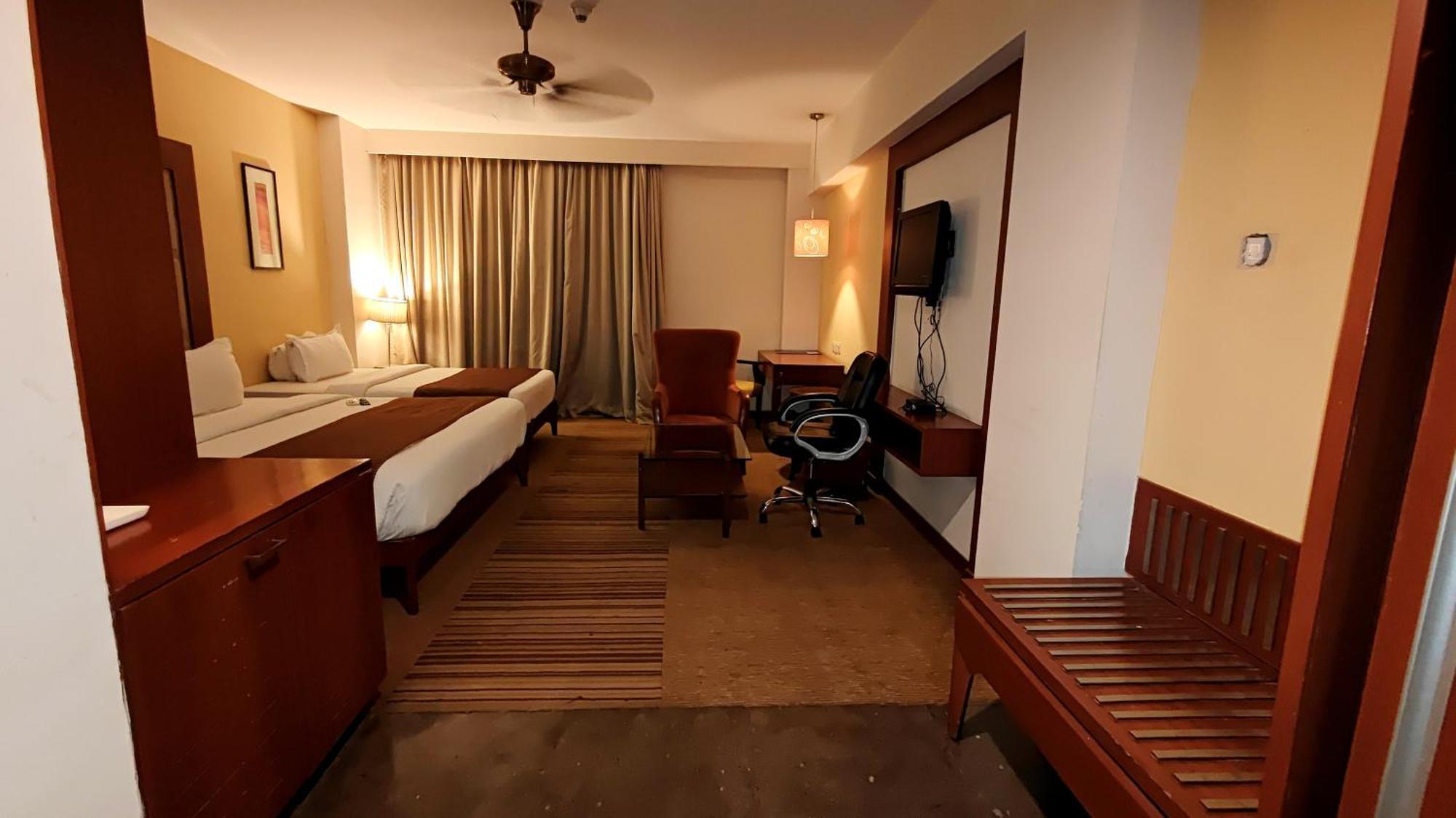 Hotel The Sky Imperial, Thaltej Ahmedabad Exterior foto