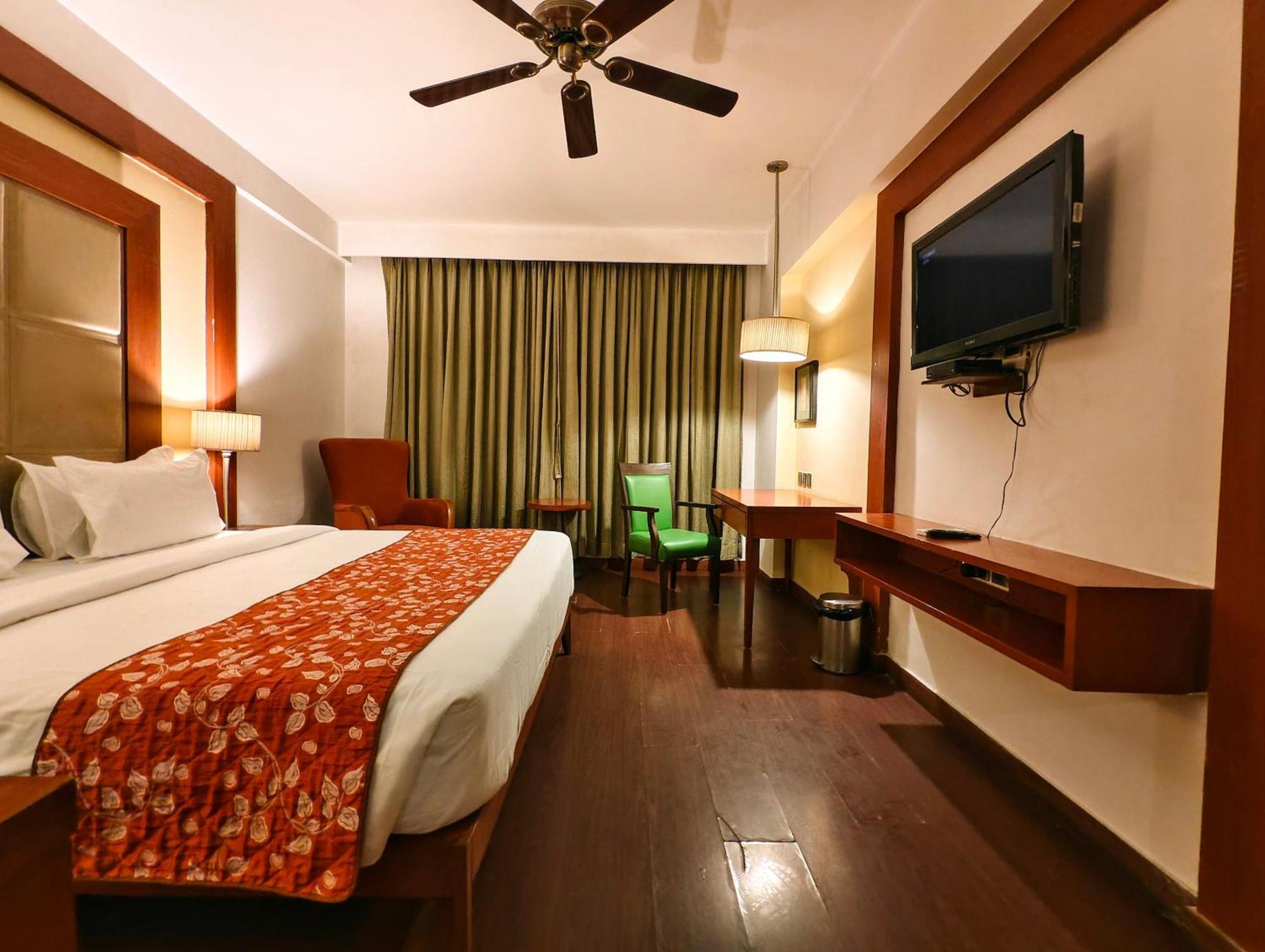 Hotel The Sky Imperial, Thaltej Ahmedabad Exterior foto