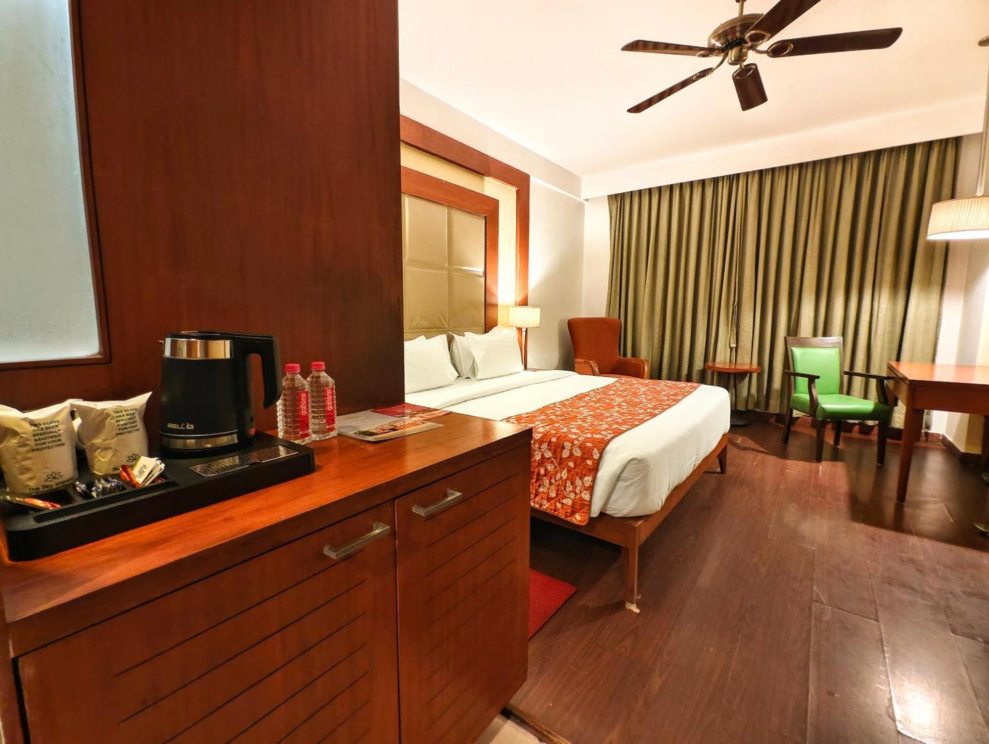 Hotel The Sky Imperial, Thaltej Ahmedabad Exterior foto